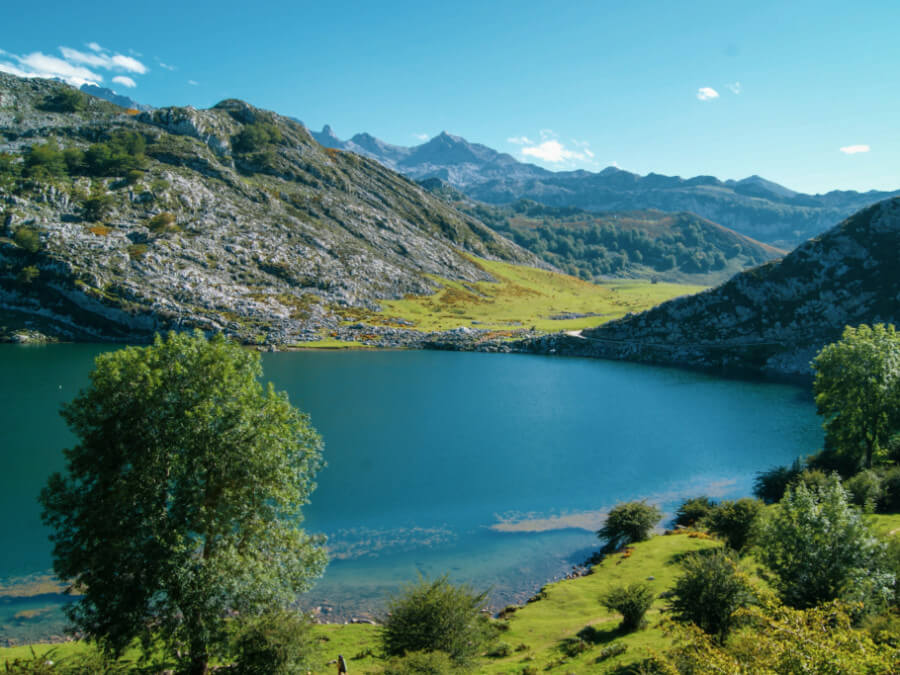 hikes in lagos de covadonga